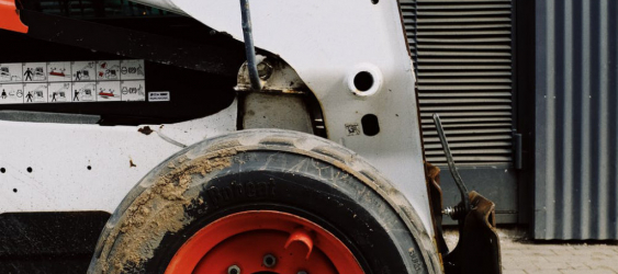 La conduite d'engins avec des chaussures de sécurité 